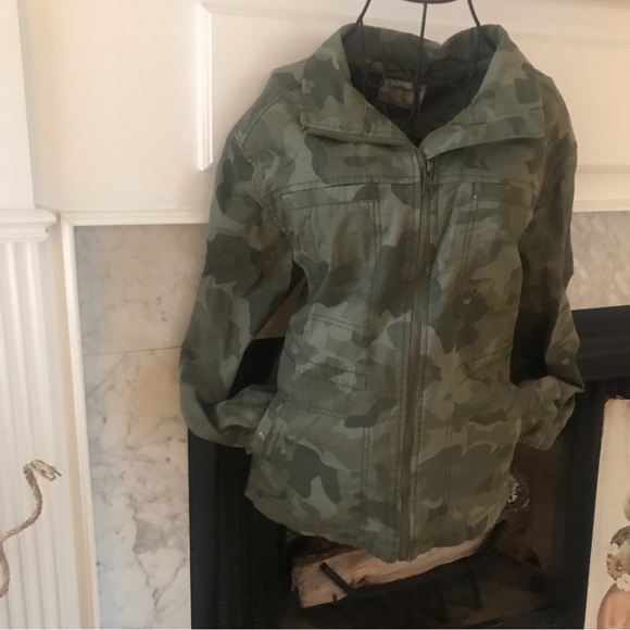 EUC Old Navy Woman’s Camouflage Jacket Size Small - Picture 10 of 11